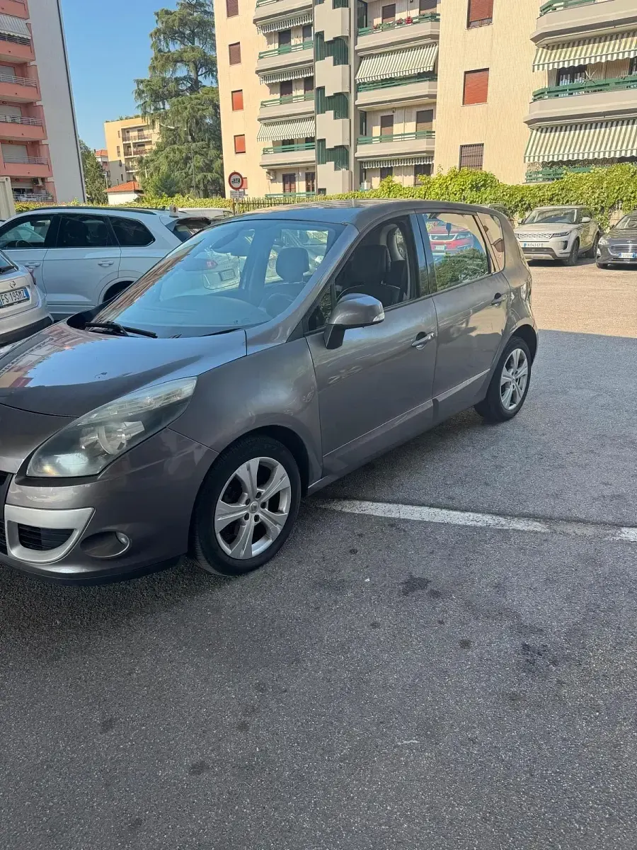 Usata Renault Scénic III Luxe 110 CV (80 kW) 2011 Grigio Monovolume