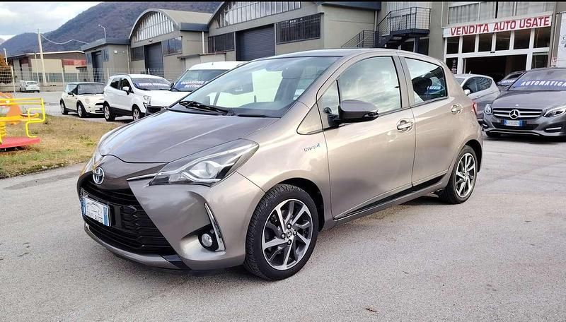 Usata Toyota Yaris Hybrid Active 73 CV (53 kW) 2017 Grigio Berlina