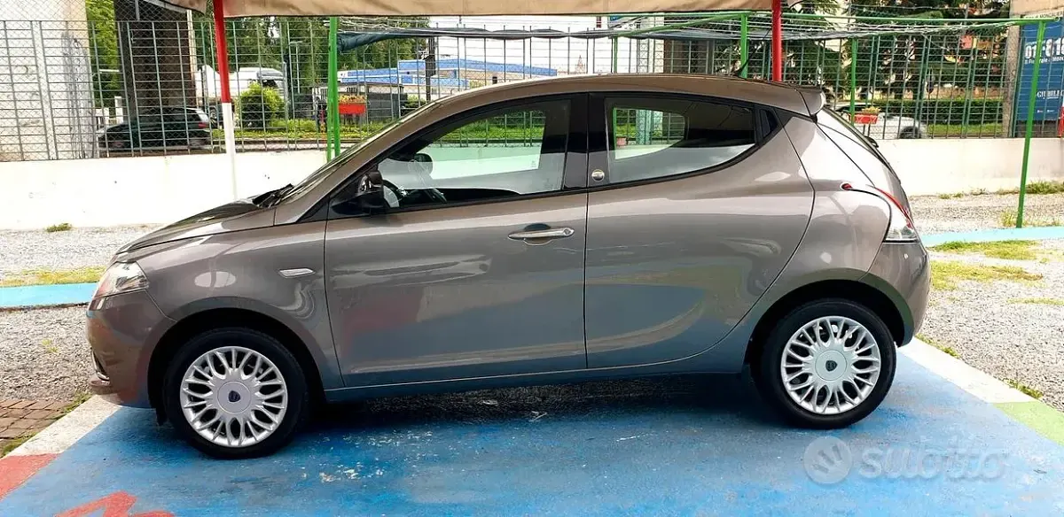Usata Lancia Ypsilon 69 CV (50 kW) 2016 Grigio Utilitaria