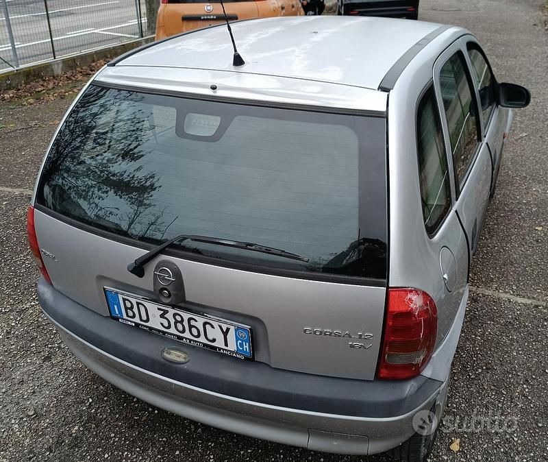 Usata Opel Corsa 65 CV (47 kW) 1999 Argento Berlina