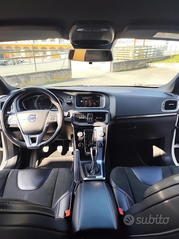 Usata Volvo V40 150 CV (110 kW) 2016 Bianco Berlina