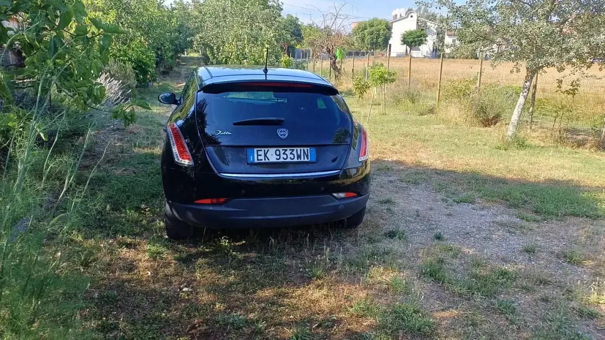 Usata Lancia Delta 120 CV (88 kW) 2011 Utilitaria