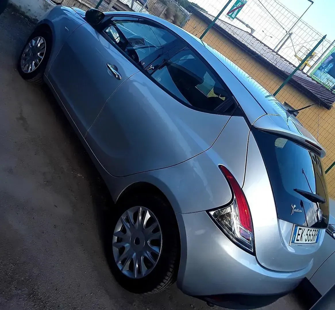 Usata Lancia Ypsilon 69 CV (50 kW) 2013 Grigio Utilitaria