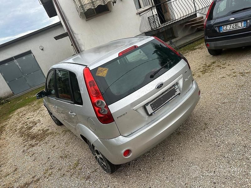 Usata Ford Fiesta 80 CV (58 kW) 2007 Grigio Utilitaria