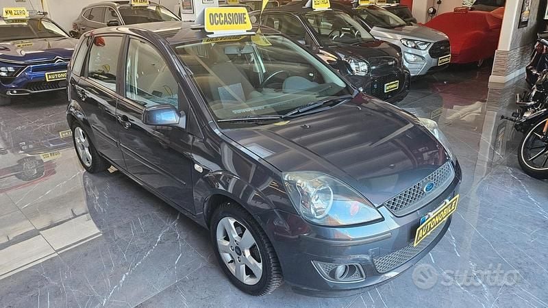 Usata Ford Fiesta Titanium 68 CV (50 kW) 2007 Grigio Utilitaria