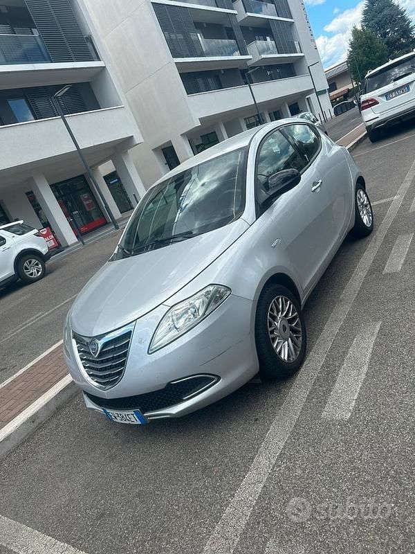 Usata Lancia Ypsilon 69 CV (50 kW) 2014 Nero Utilitaria
