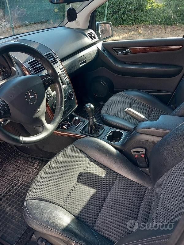 Usata Mercedes A180 109 CV (80 kW) 2012 Grigio Utilitaria