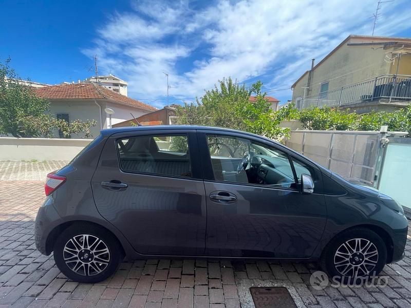 Usata Toyota Yaris 111 CV (81 kW) 2019 Grigio Berlina