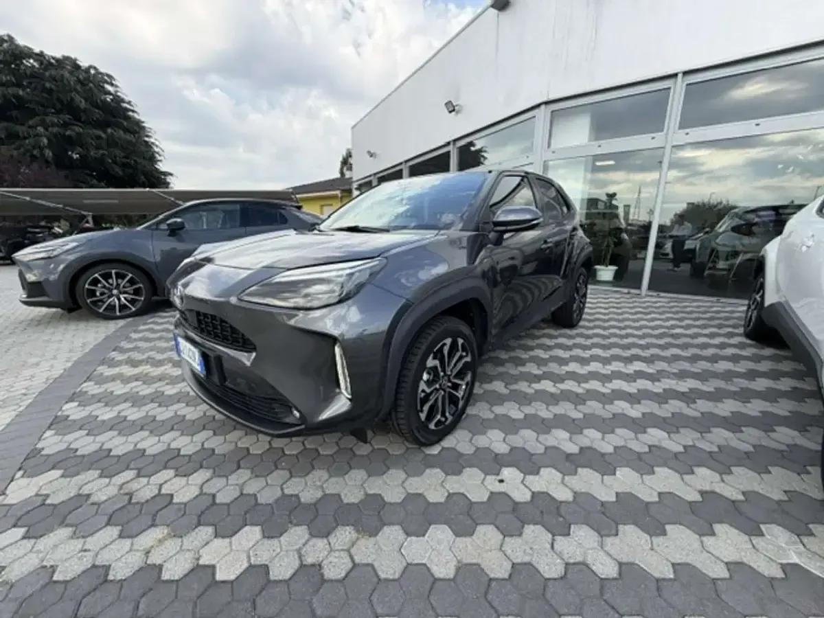 Usata Toyota Yaris Cross Trend 92 CV (67 kW) 2022 Dark grey met SUV
