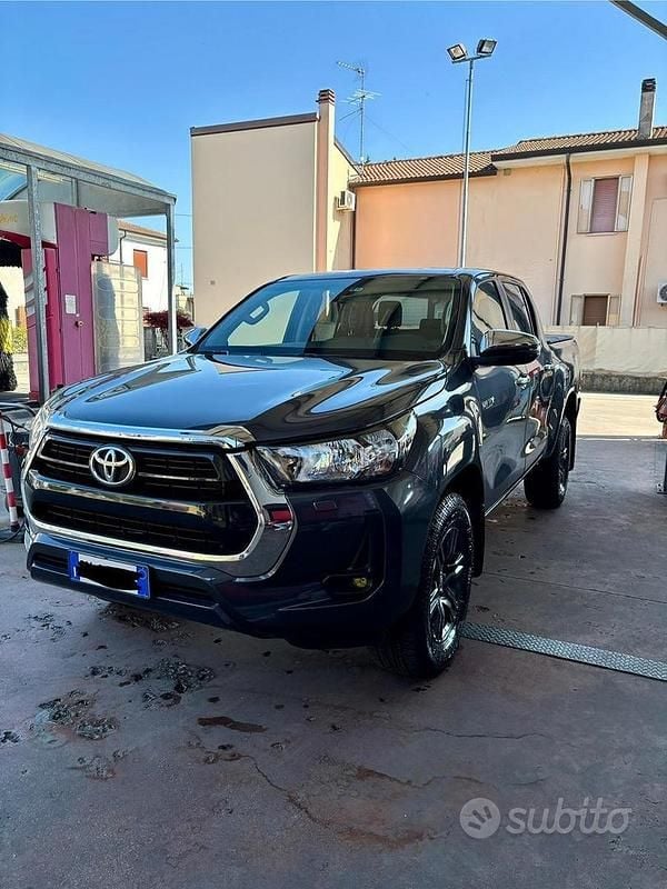Usata Toyota HiLux Lounge 204 CV (150 kW) 2022 Grigio Pick-up