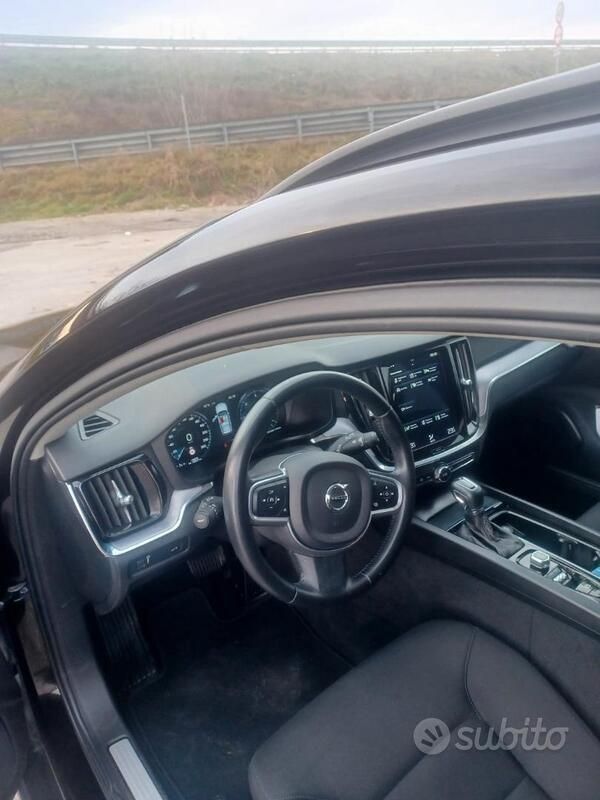 Usata Volvo V60 190 CV (139 kW) 2020 Nero Station wagon