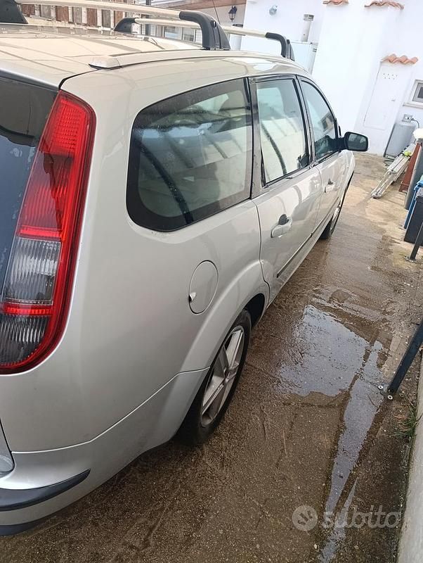 Begagnad Ford Focus 90 HK (66 kW) 2005 Grå Kombi