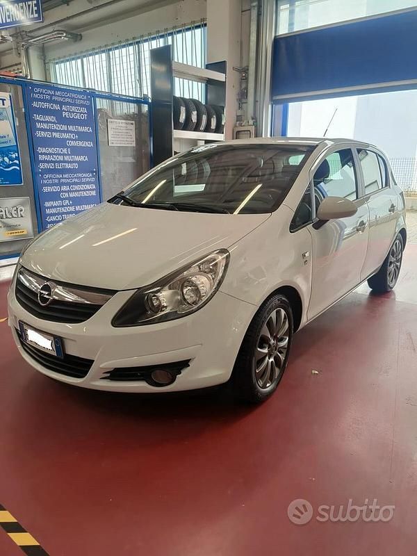 Usata Opel Corsa Enjoy 85 CV (62 kW) 2010 Bianco Berlina