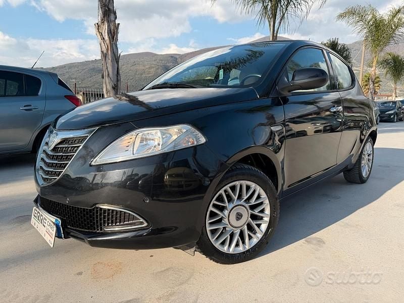 Usata Lancia Ypsilon 69 CV (50 kW) 2014 Nero Utilitaria