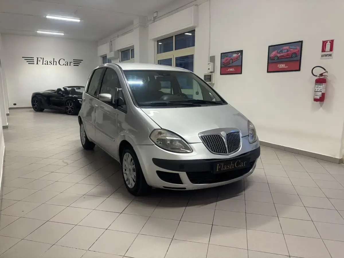 Usata Lancia Musa 90 CV (66 kW) 2007 Argento Monovolume