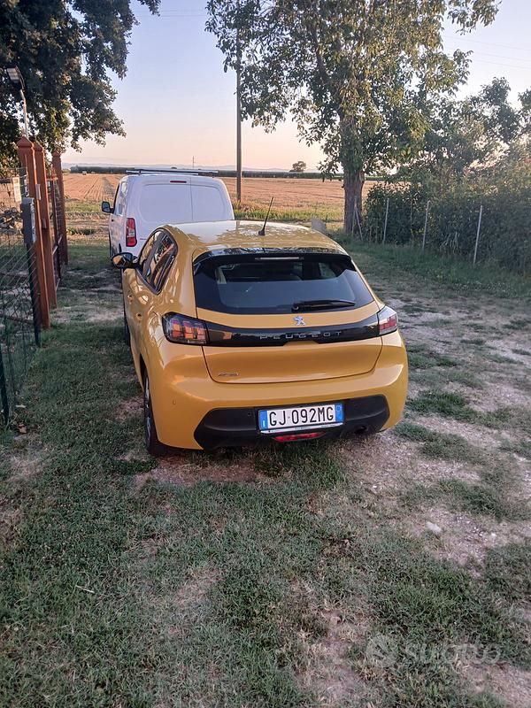 Usata Peugeot 208 100 CV (73 kW) 2022 Giallo Utilitaria