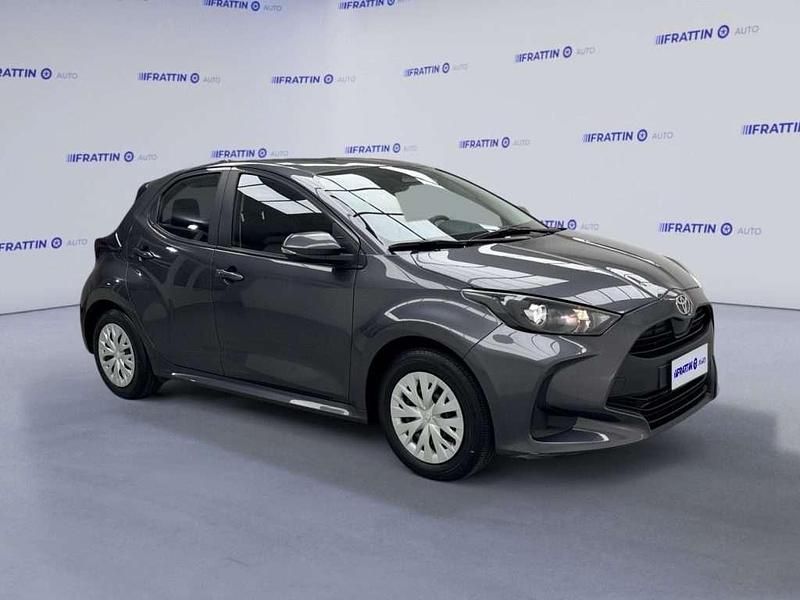 Usata Toyota Yaris Hybrid Active 172 CV (126 kW) 2025 Grigio scuro Utilitaria