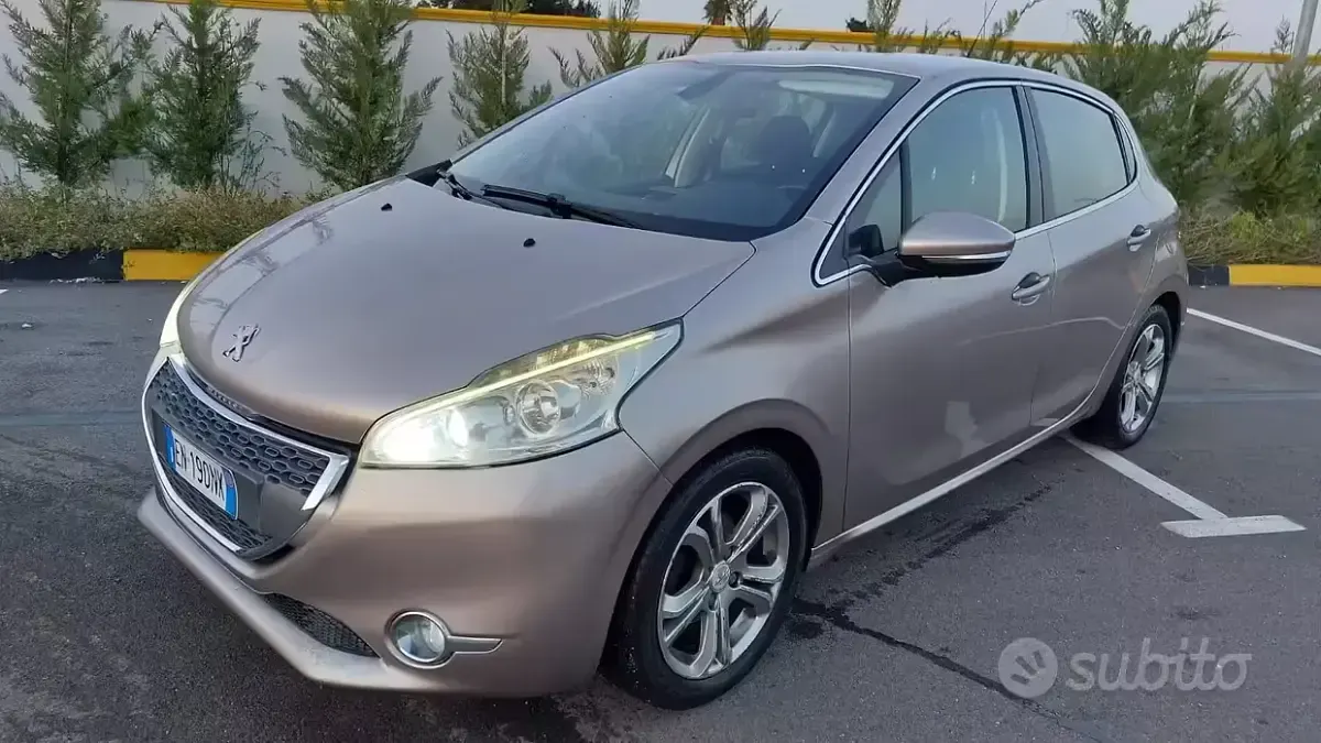Usata Peugeot 208 Allure 68 CV (50 kW) 2012 Grigio Utilitaria
