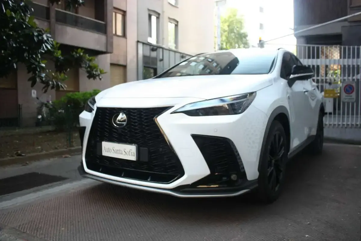 Usata Lexus NX450h+ Sport Line 185 CV (136 kW) 2022 Bianco perla SUV