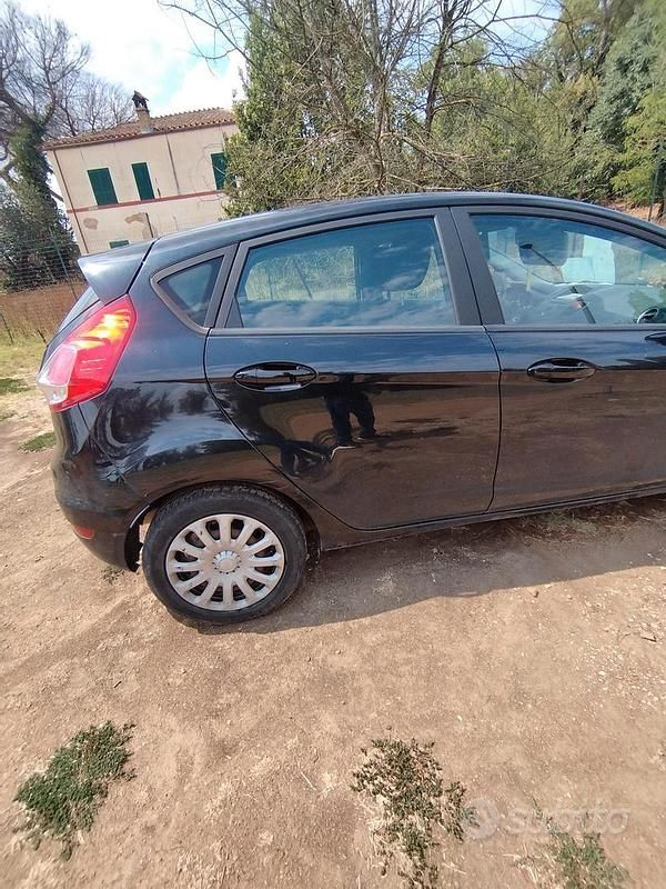 Usata Ford Fiesta 95 CV (69 kW) 2015 Nero Utilitaria