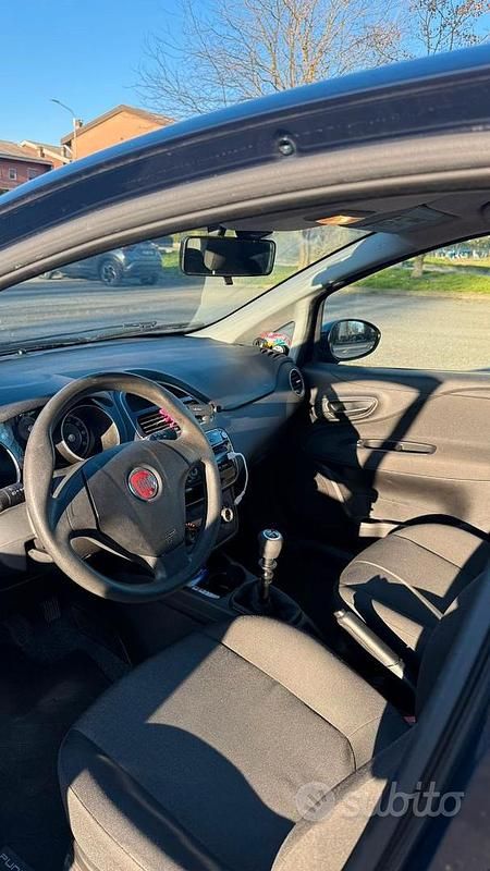 Usata Fiat Punto Lounge 69 CV (50 kW) 2015 Blu Utilitaria