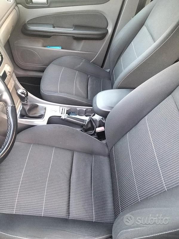 Usata Ford Focus 90 CV (66 kW) 2011 Marrone Berlina