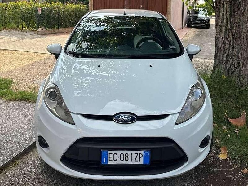 Usata Ford Fiesta 97 CV (71 kW) 2010 Bianco Utilitaria