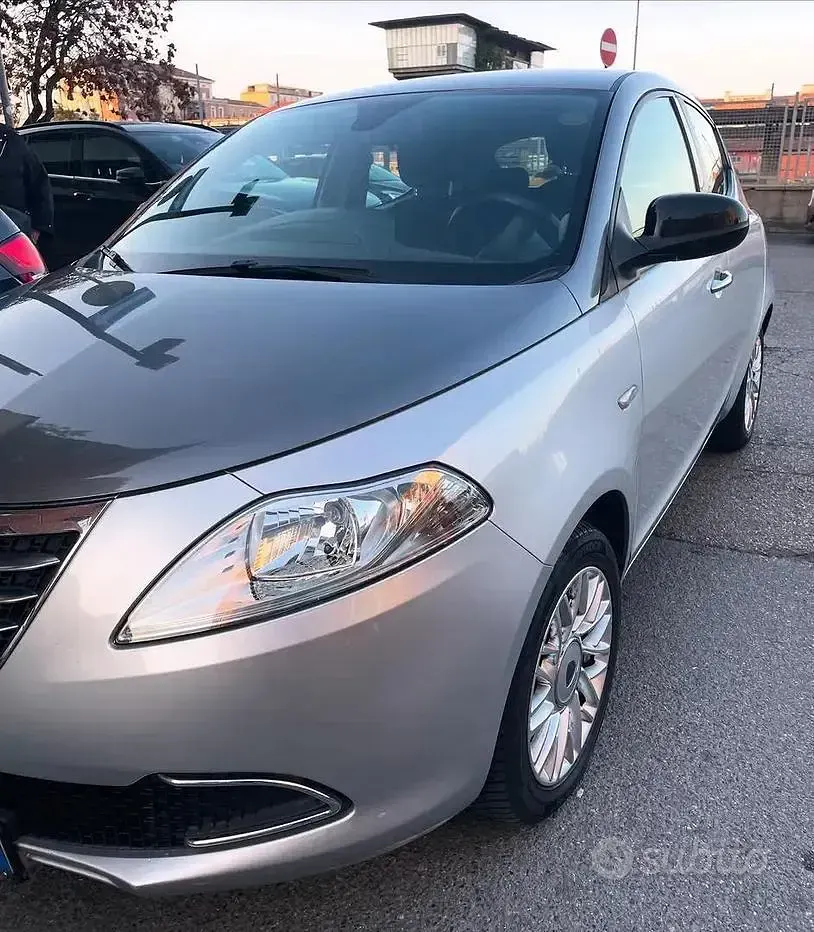 Usata Lancia Ypsilon Silver 69 CV (50 kW) 2015 Grigio Utilitaria