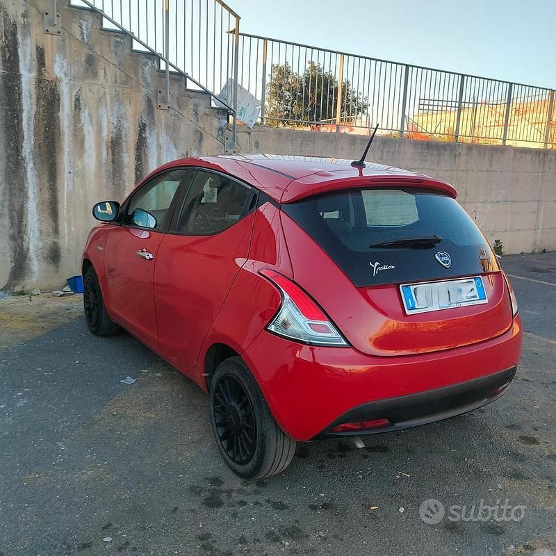 Usata Lancia Ypsilon 69 CV (50 kW) 2022 Rosso Utilitaria