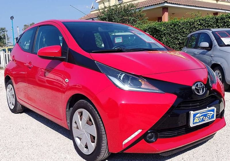 Usata Toyota Aygo X-play 69 CV (50 kW) 2016 Rosso Utilitaria