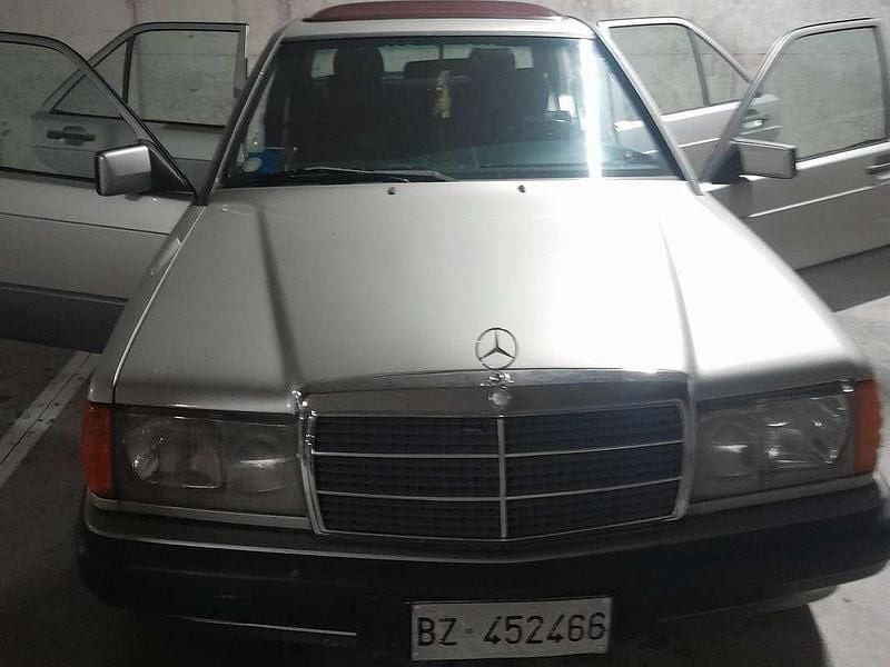 Usata Mercedes 190 122 CV (89 kW) 1984 Argento Berlina