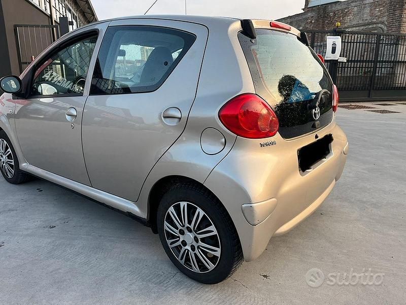 Usata Toyota Aygo Sol 68 CV (50 kW) 2010 Beige Utilitaria