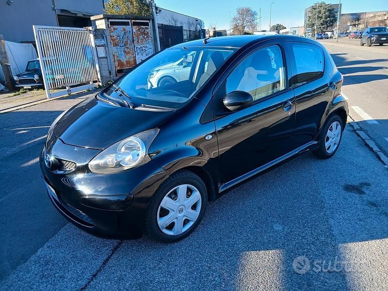 Usata Toyota Aygo 68 CV (50 kW) 2010 Nero Utilitaria