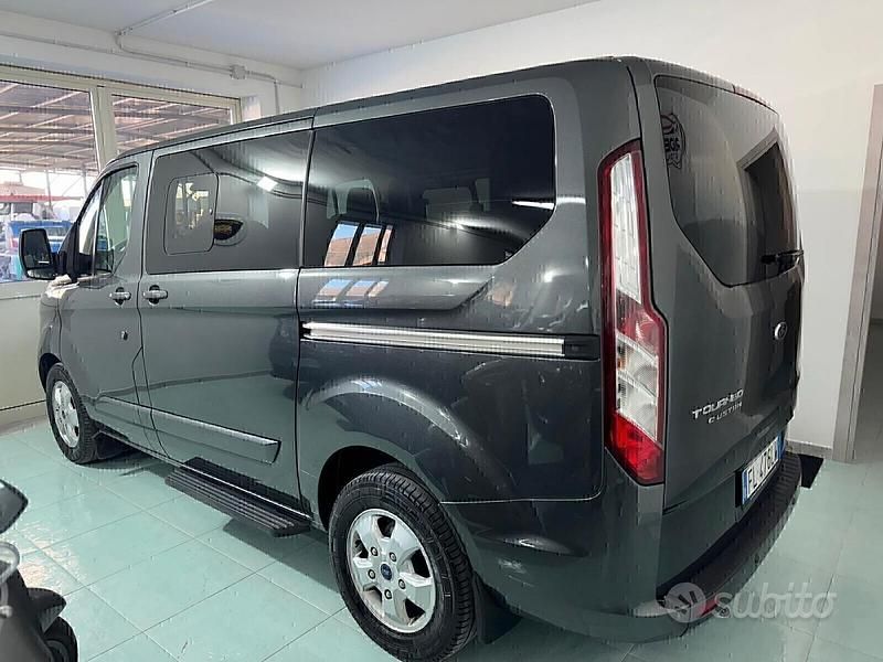 Usata Ford Tourneo Titanium 169 CV (124 kW) 2017 Grigio Monovolume