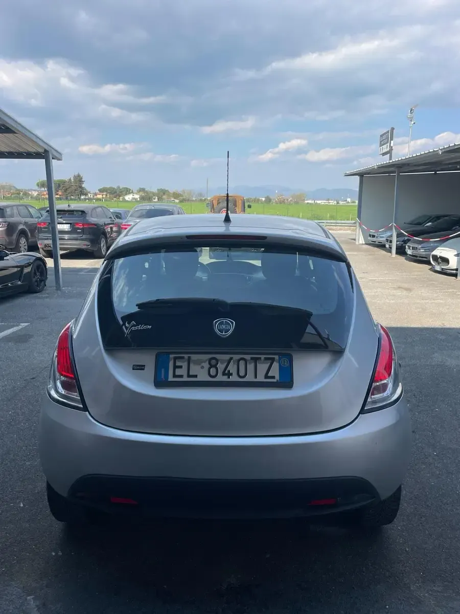 Usata Lancia Ypsilon Gold 95 CV (69 kW) 2012 Argento Utilitaria