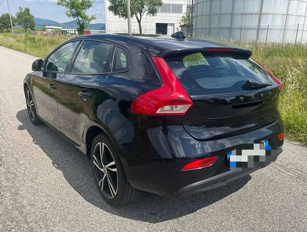 Usata Volvo V40 Summum 114 CV (83 kW) 2014 Nero Berlina