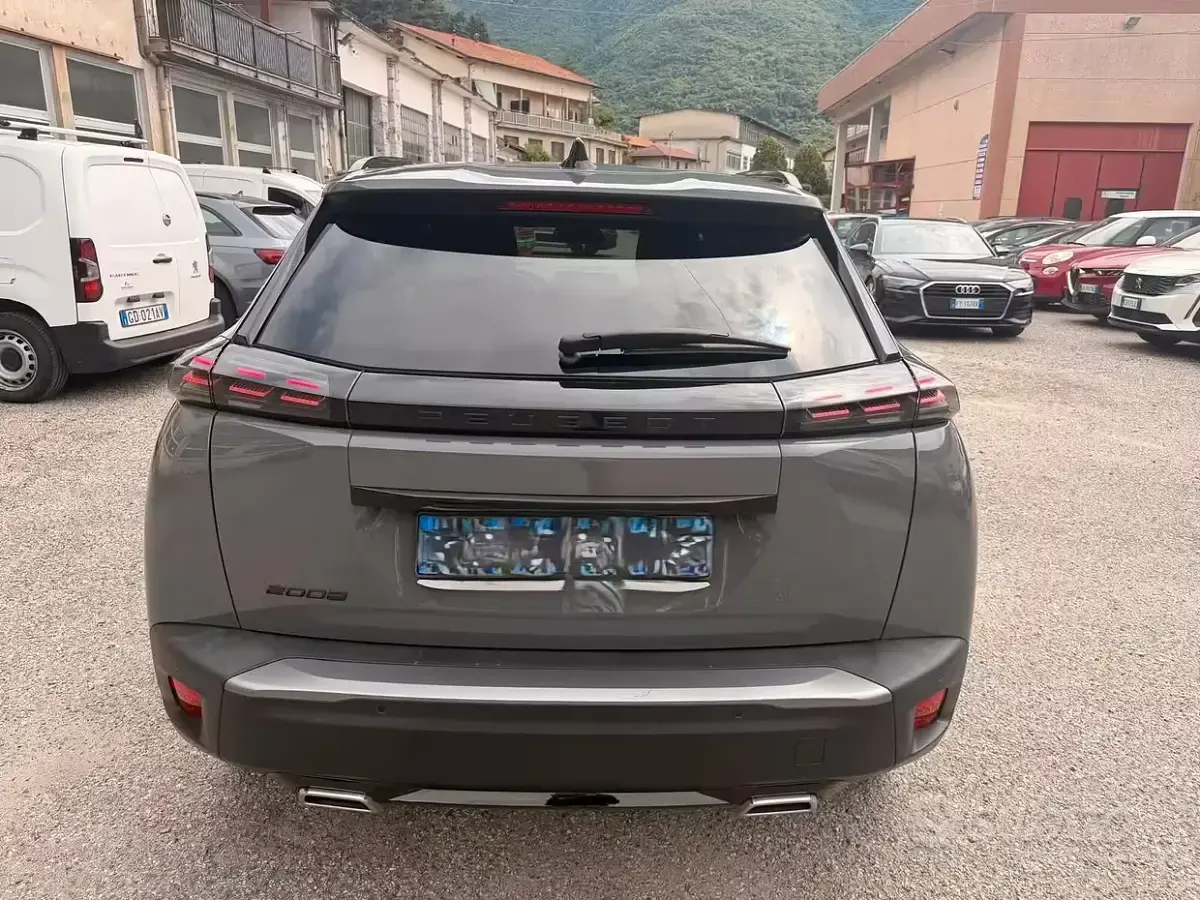 Usata Peugeot 2008 GT 130 CV (95 kW) 2024 Grigio SUV