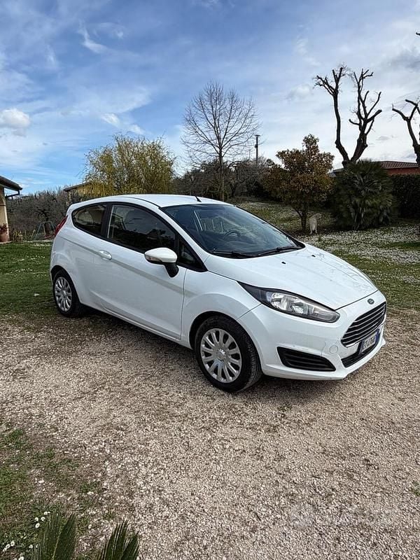 Usata Ford Fiesta Titanium 96 CV (70 kW) 2014 Bianco Utilitaria