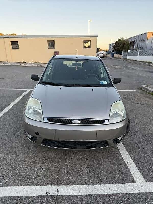 Usata Ford Fiesta Ghia 75 CV (55 kW) 2004 Bronzo Utilitaria