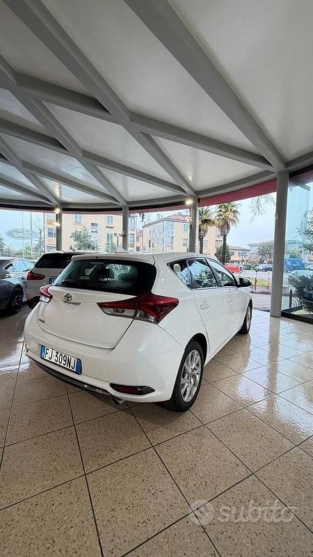 Usata Toyota Auris Business Edition 112 CV (82 kW) 2017 Bianco Berlina