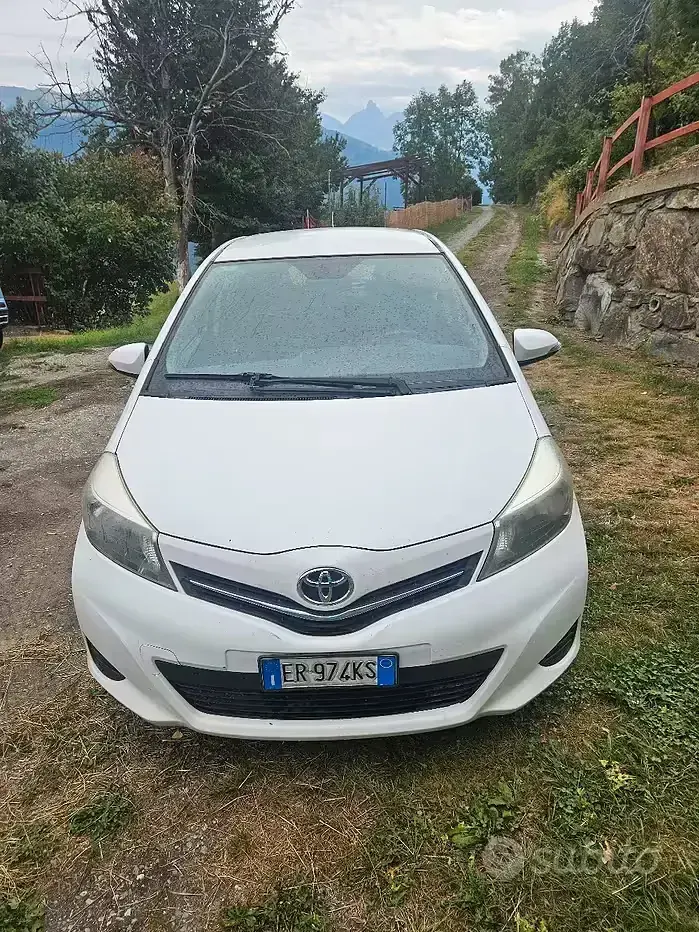 Usata Toyota Yaris 69 CV (50 kW) 2013 Bianco Utilitaria