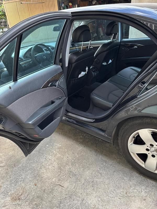 Usata Mercedes E220 150 CV (110 kW) 2003 Nero Berlina