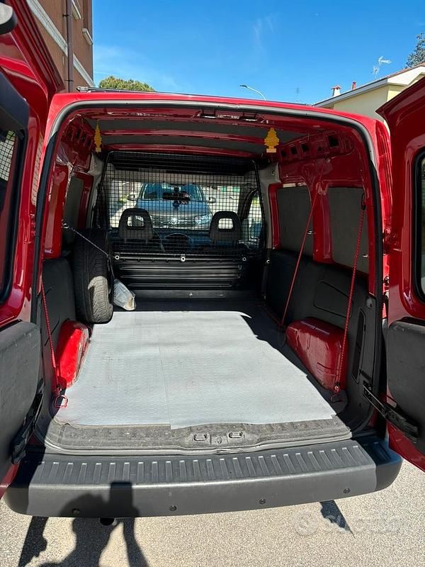 Usata Opel Combo 69 CV (50 kW) 2008 Rosso Monovolume