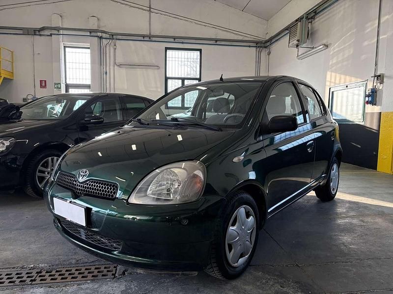 Usata Toyota Yaris Sol 68 CV (50 kW) 2001 Verde Berlina