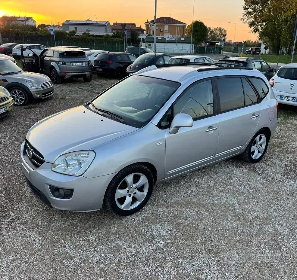 Usata Kia Carens EX 140 CV (102 kW) 2010 Grigio Monovolume