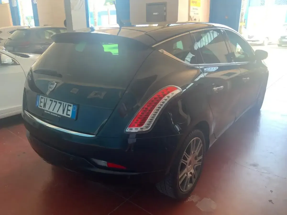 Usata Lancia Delta 119 CV (87 kW) 2014 Nero Utilitaria
