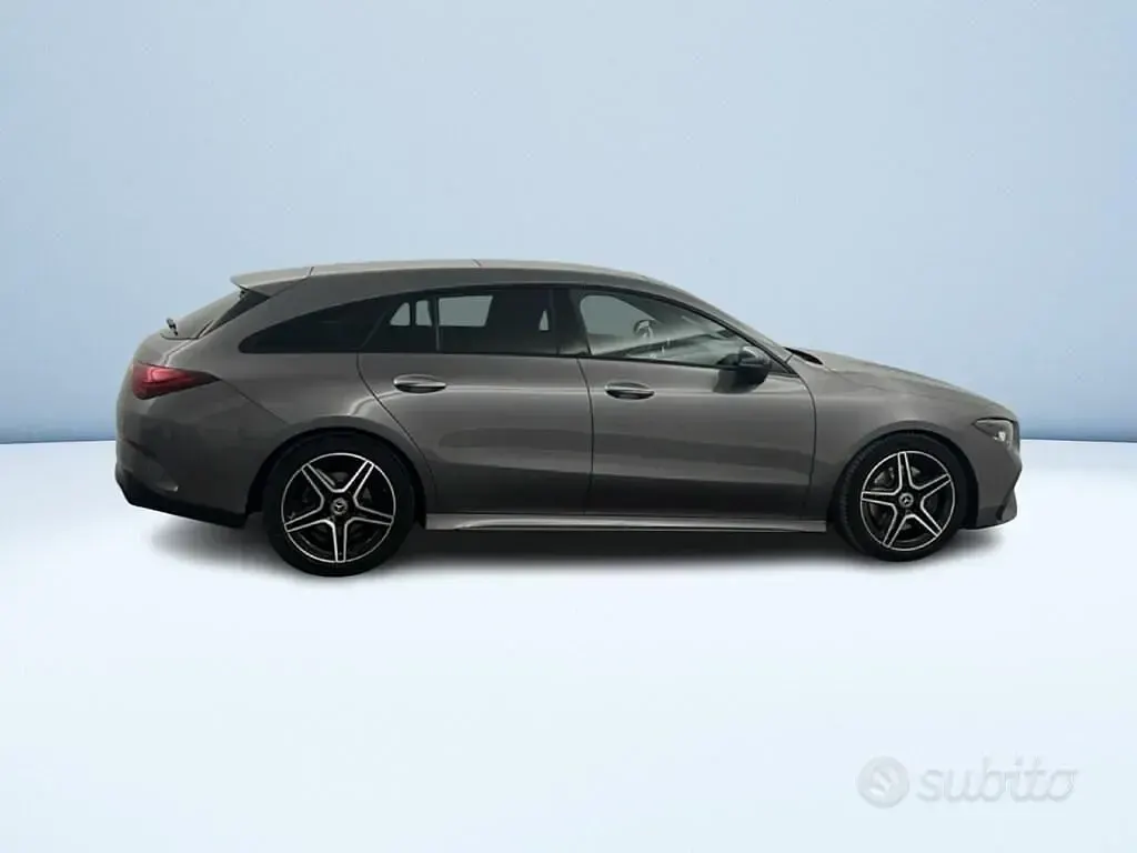 Gebraucht Mercedes CLA220 Shooting Brake AMG line 190 PS (139 kW) 2023 Grau Kombi