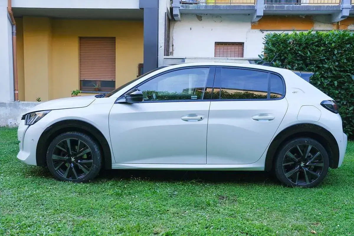 Usata Peugeot 208 GT 131 CV (96 kW) 2021 Bianco Utilitaria