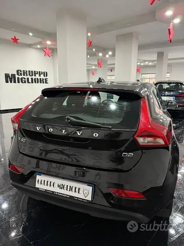 Usata Volvo V40 Momentum 120 CV (88 kW) 2017 Nero Berlina
