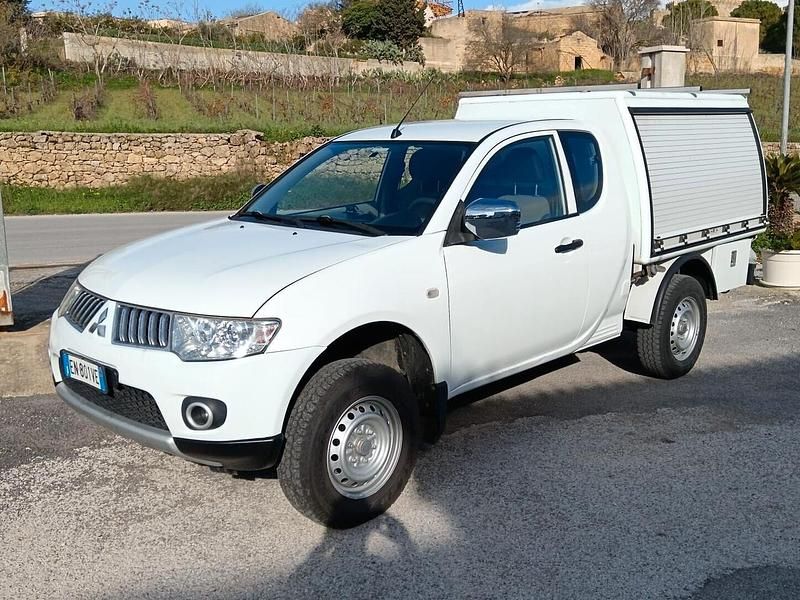 Bianco Usata 2013 Mitsubishi L200 Invite Pick-up | 9500 € (Super prezzo) - Immagine 1/4